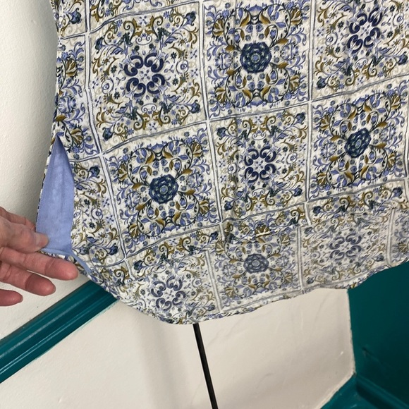 Massimo Dutti blue floral patterned keyhole top f1 - Picture 3 of 8